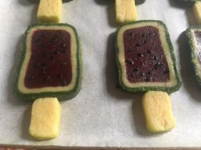 分别撒上适量的黑芝麻，并用手指轻轻按压至面团里，让芝麻不易掉；