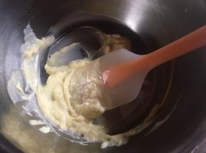 黄油软化搅打均匀；