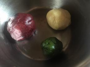 分别手揉成团即可；