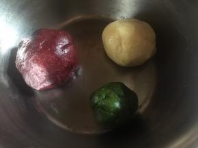 分别手揉成团即可；