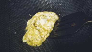 鸡蛋炒熟盛出备用