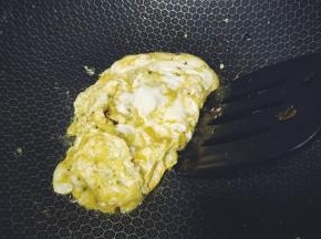 鸡蛋炒熟盛出备用