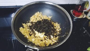 倒入梅菜干和鸡蛋