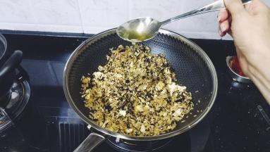 最后放入1勺蜂蜜炒均匀即可
