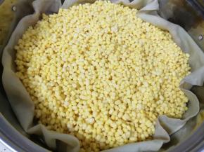 蒸锅内放水放篦子，铺上笼布，将泡好的绿豆放在笼布上，适当撒一点水(要不然蒸出来的绿豆有点干)，凉水上锅，上汽后蒸半个小时。