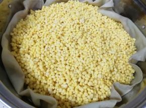 蒸锅内放水放篦子，铺上笼布，将泡好的绿豆放在笼布上，适当撒一点水(要不然蒸出来的绿豆有点干)，凉水上锅，上汽后蒸半个小时。