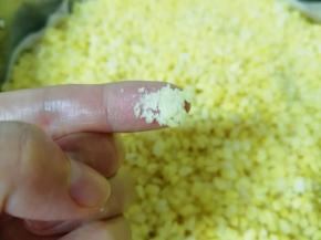 蒸好的绿豆用手指捻一下，很容易就成粉状了，这种状态就可以了。