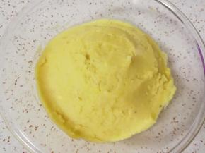 这是压好的绿豆泥。