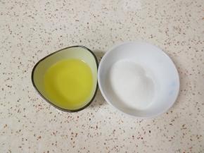 准备好玉米油和细砂糖。