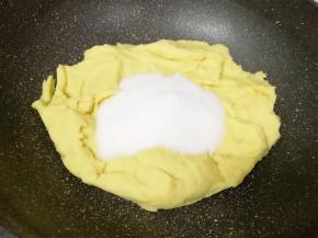 翻炒至绿豆泥和玉米油完全融合在一起，加入细砂糖继续翻炒。