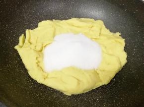 翻炒至绿豆泥和玉米油完全融合在一起，加入细砂糖继续翻炒。
