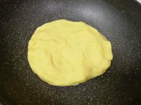 翻炒至细砂糖完全融化，绿豆泥能抱成团的时候关火，绿豆泥盛出晾凉备用。