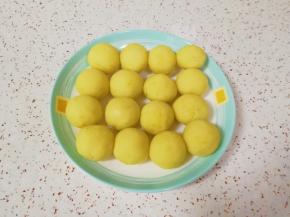 晾好的绿豆泥分成35g一份搓圆。