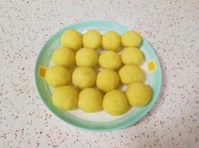 晾好的绿豆泥分成35g一份搓圆。