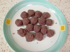 豆沙馅分成10g一份备用。