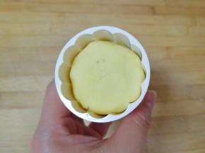 放入模具里面。