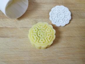 稍微用力压一下，一块绿豆糕就做好了。