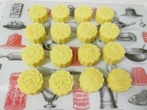 这些食材一共做了16块绿豆糕，我的模具有六个图案，都试了一下。