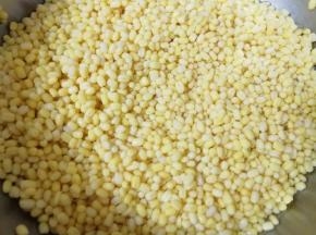 脱皮绿豆前一天晚上用水泡上(如果温度太高就放冰箱冷藏泡发)。