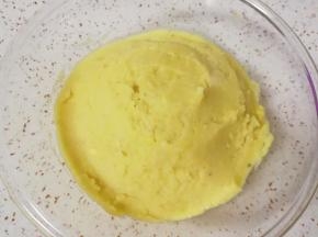 这是压好的绿豆泥。