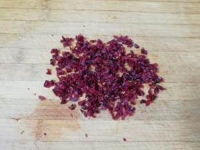 蔓越莓干用水冲洗一下，取厨房用纸吸干水分，切碎备用。