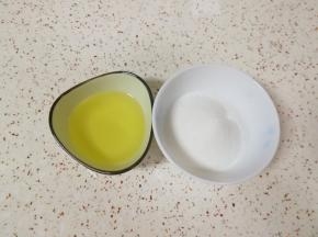 准备好玉米油和细砂糖。
