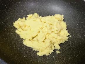 把绿豆泥倒入不粘锅里面。