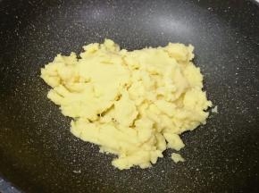 把绿豆泥倒入不粘锅里面。