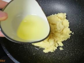 开小火，分次加入玉米油翻炒。