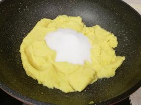 翻炒至绿豆泥和玉米油完全融合在一起，加入细砂糖继续翻炒。