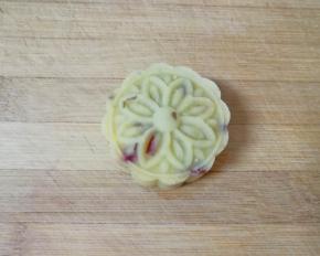 稍微用力压一下，一块蔓越莓绿豆糕就做好了。