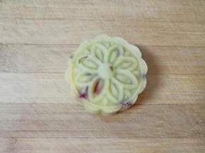 稍微用力压一下，一块蔓越莓绿豆糕就做好了。