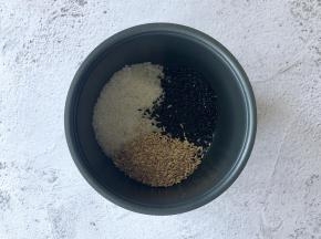 把大米、黑米、燕麦米洗净，用伊莱特素颜煲煮杂粮饭无需净泡哦！