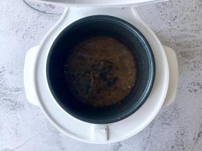 三种米洗净后，加入清水，水面高出米面1指节即可。