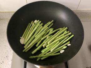 锅里加入芦笋，翻炒2～3分钟即可。