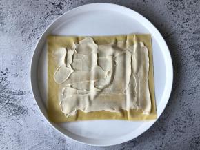 豆皮上抹上蛋黄酱，或者你喜欢的别的酱料。