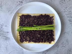 铺上蒸好的杂粮饭，中间放上芦笋。