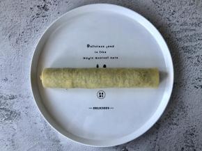 然后像卷寿司一样卷起，压紧杂粮饭。豆皮边缘抹上少许蛋黄酱起到粘合的作用。