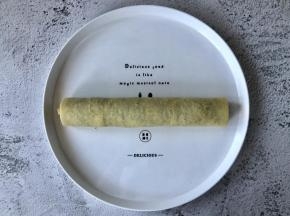 然后像卷寿司一样卷起，压紧杂粮饭。豆皮边缘抹上少许蛋黄酱起到粘合的作用。