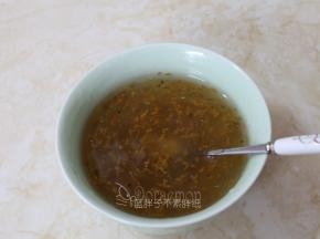 按照说明冲好藕粉汁，加入糖桂花拌匀。