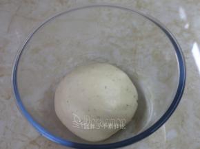 面团团圆之后放入大碗中，盖上保鲜膜。