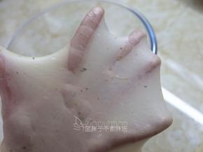 加入黄油，继续一个揉面程序，揉至能拉出薄膜。