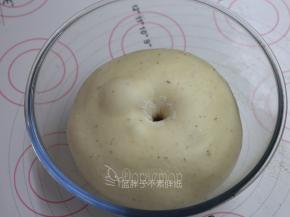 大概50分钟后，面团发酵到两倍大，手指沾面粉戳一个洞，不回缩、不塌陷即表示发酵完成。