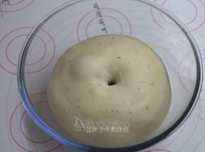大概50分钟后，面团发酵到两倍大，手指沾面粉戳一个洞，不回缩、不塌陷即表示发酵完成。
