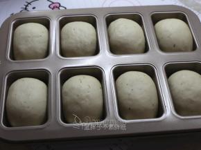 面团上喷下水，放在风炉中发酵到两倍大，大概需要30分钟。