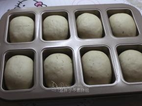 面团上喷下水，放在风炉中发酵到两倍大，大概需要30分钟。