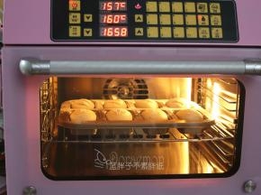 处理好的面团连同模具送入预热好的风炉中，中层， 155℃，烘烤18分钟。普通烤箱上下火170℃，烘烤20分钟。