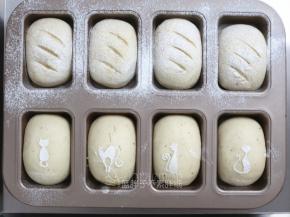 取出发酵好的面团，表面薄薄地筛上一层高筋面粉，之后用一把锋利的小刀划出花纹。