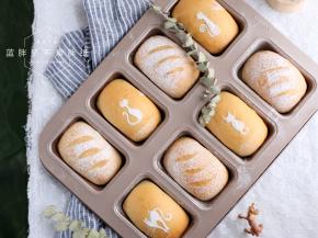 烤好的面团立即脱模，放在烤网上晾凉即可。