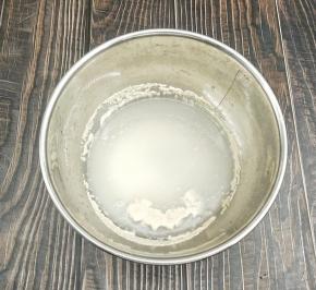 酵母，白糖，水放入碗中混合